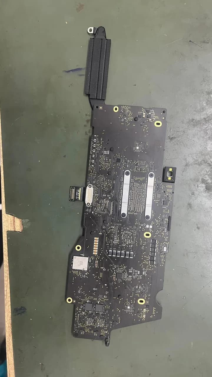MacBook Pro 13" (Apple M1 / M2, 2020–2022) A2338 — tezgâh fotoğrafı 2