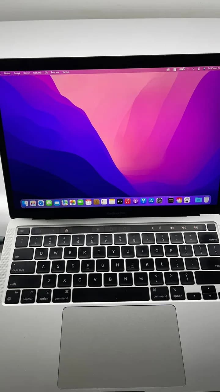 MacBook Pro 13" (Apple M1 / M2, 2020–2022) A2338 — tezgâh fotoğrafı 3
