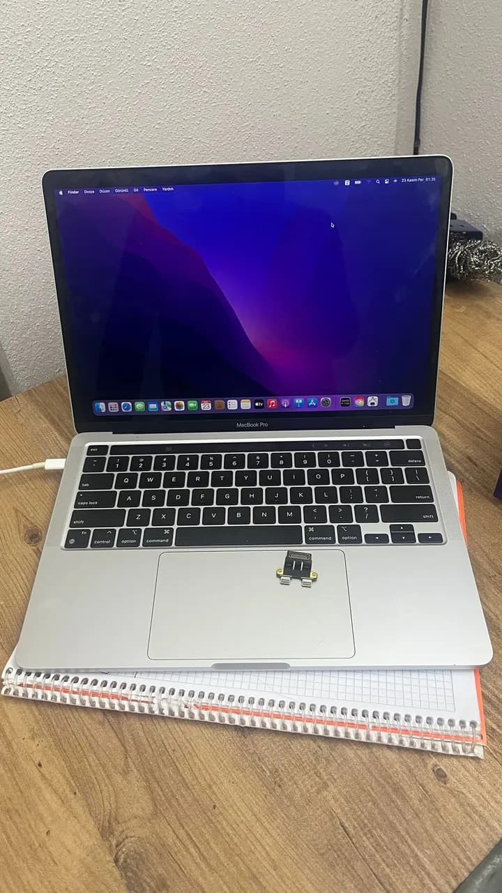 MacBook Pro 13" (Apple M1 / M2, 2020–2022) A2338 — tezgâh fotoğrafı 4