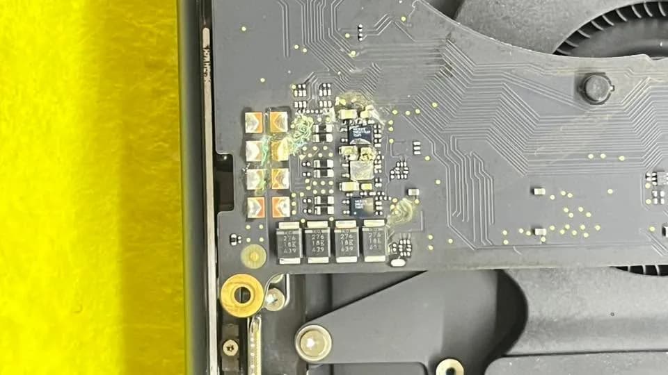 MacBook Pro 14" (Apple M4, 2024) A3112 — tezgâh fotoğrafı 3