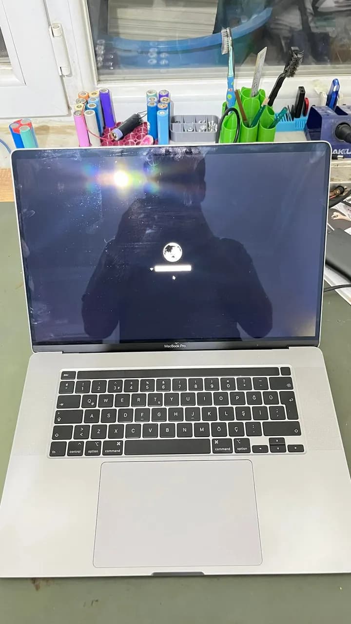 MacBook Pro 15" (Intel Core 8./9. nesil + T2, 2018–2019) A1990 — tezgâh fotoğrafı 1