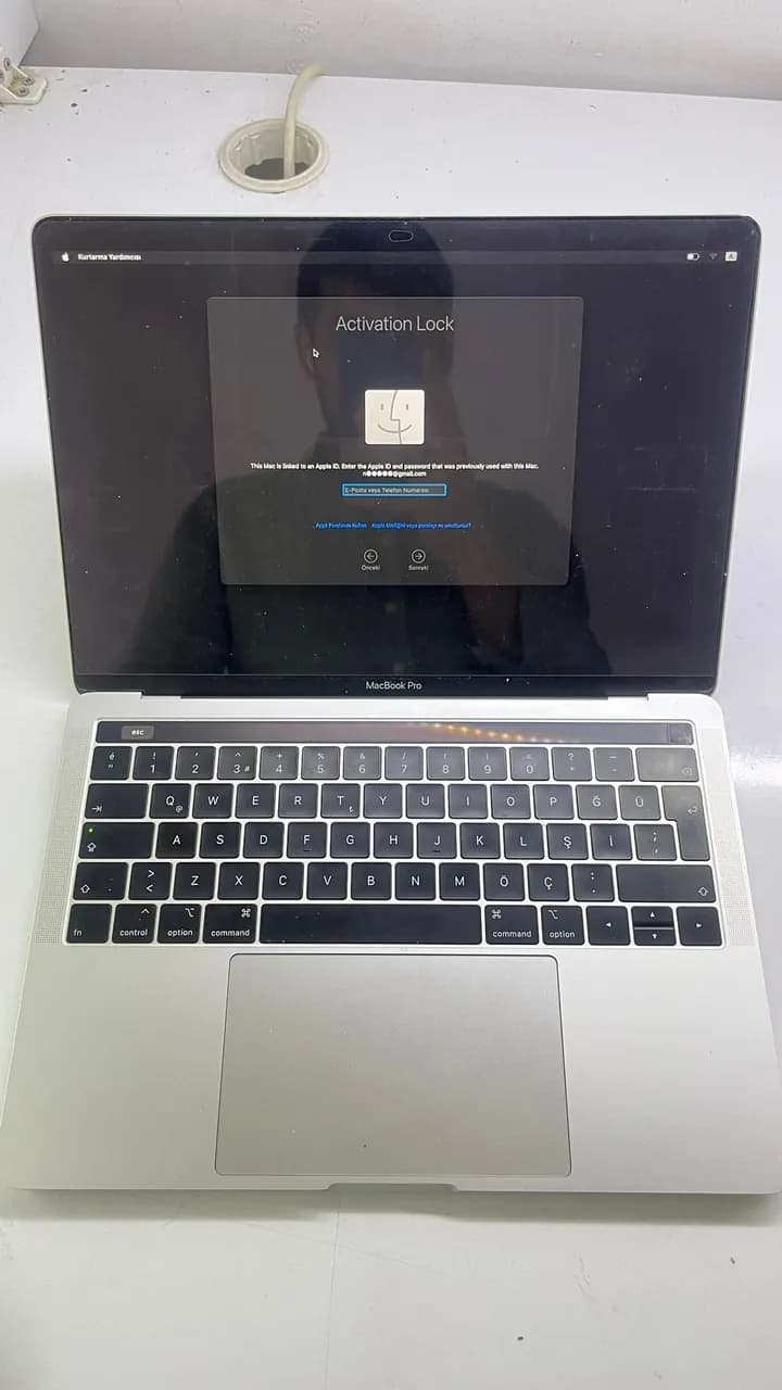 MacBook Pro 13" (Intel Core 8. nesil + T2, 2019) A2159 — tezgâh fotoğrafı 1