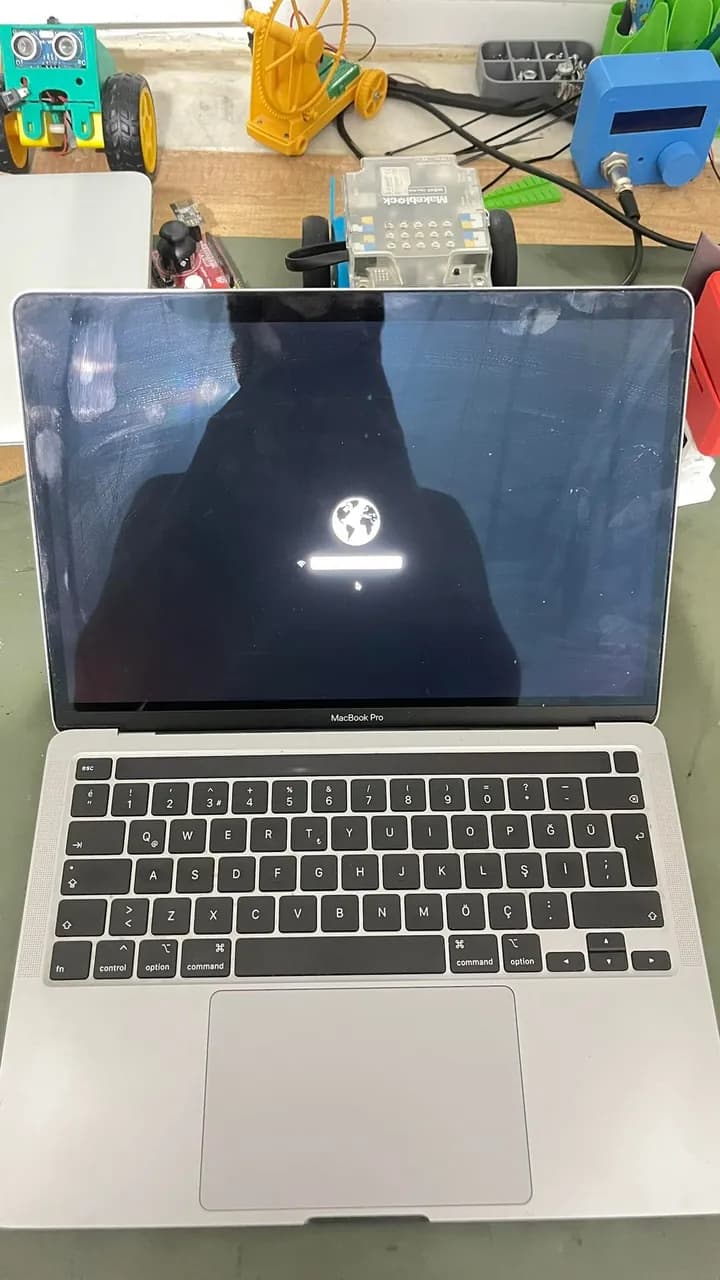 MacBook Pro 13" (Intel Core 8. nesil + T2, 2020) A2289 — tezgâh fotoğrafı 1