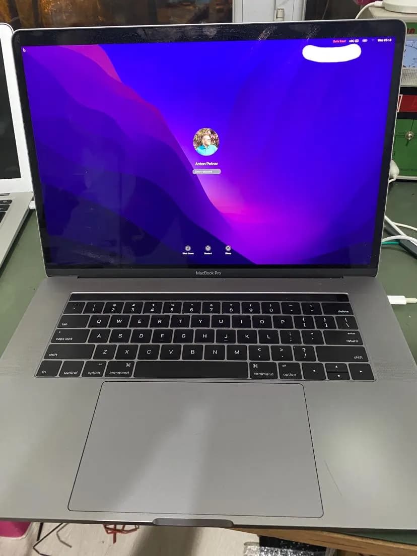 MacBook Pro 15" (Intel Core 6./7. nesil, 2016–2018) A1707 — tezgâh fotoğrafı 2