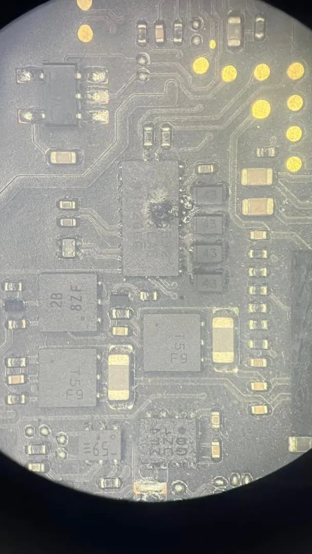 MacBook Pro 15" (Intel Core 8./9. nesil + T2, 2018–2019) A1990 — tezgâh fotoğrafı 1