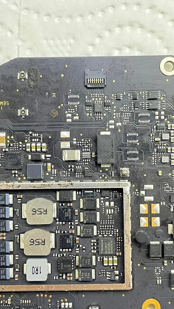 MacBook Pro 13" (Apple M1 / M2, 2020–2022) A2338 — tezgâh fotoğrafı 1