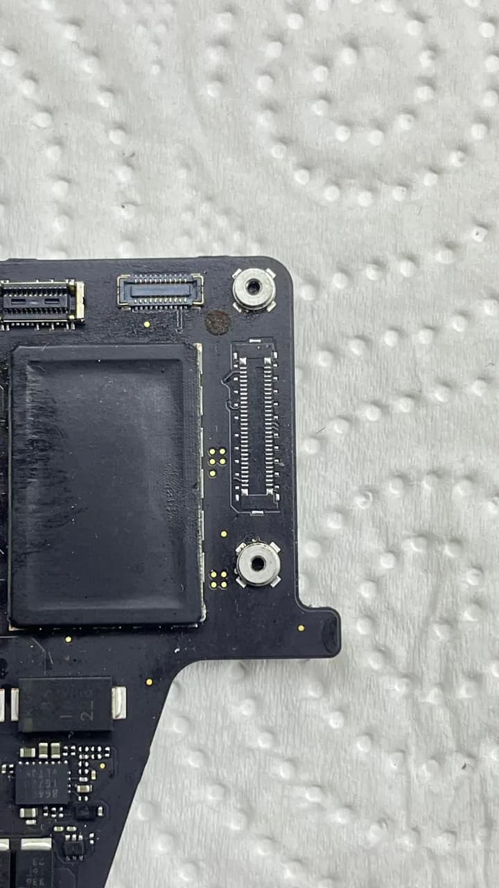 MacBook Pro 13" (Apple M1 / M2, 2020–2022) A2338 — tezgâh fotoğrafı 2