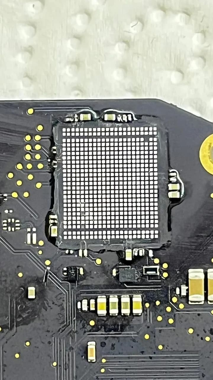 MacBook Pro 13" (Apple M1 / M2, 2020–2022) A2338 — tezgâh fotoğrafı 3
