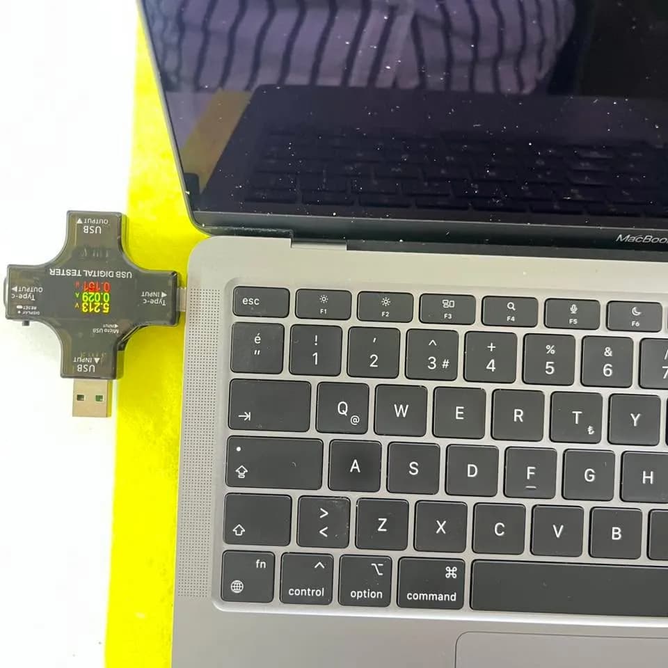 MacBook Air 13" (Apple M1, 2020) A2337 — tezgâh fotoğrafı 1