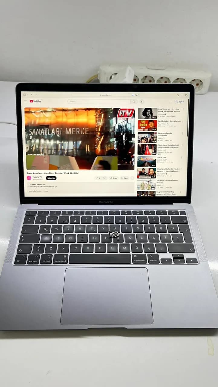 MacBook Air 13" (Apple M1, 2020) A2337 — tezgâh fotoğrafı 2
