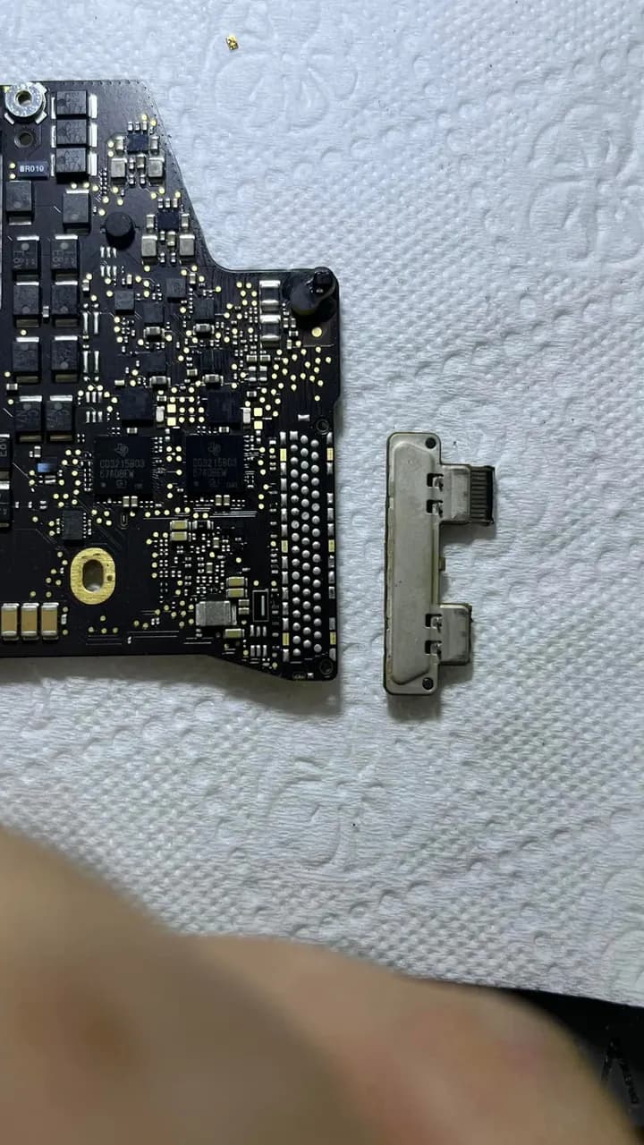 MacBook Pro 13" (Intel Core 6./7. nesil, 2016–2019) A1708 — tezgâh fotoğrafı 1