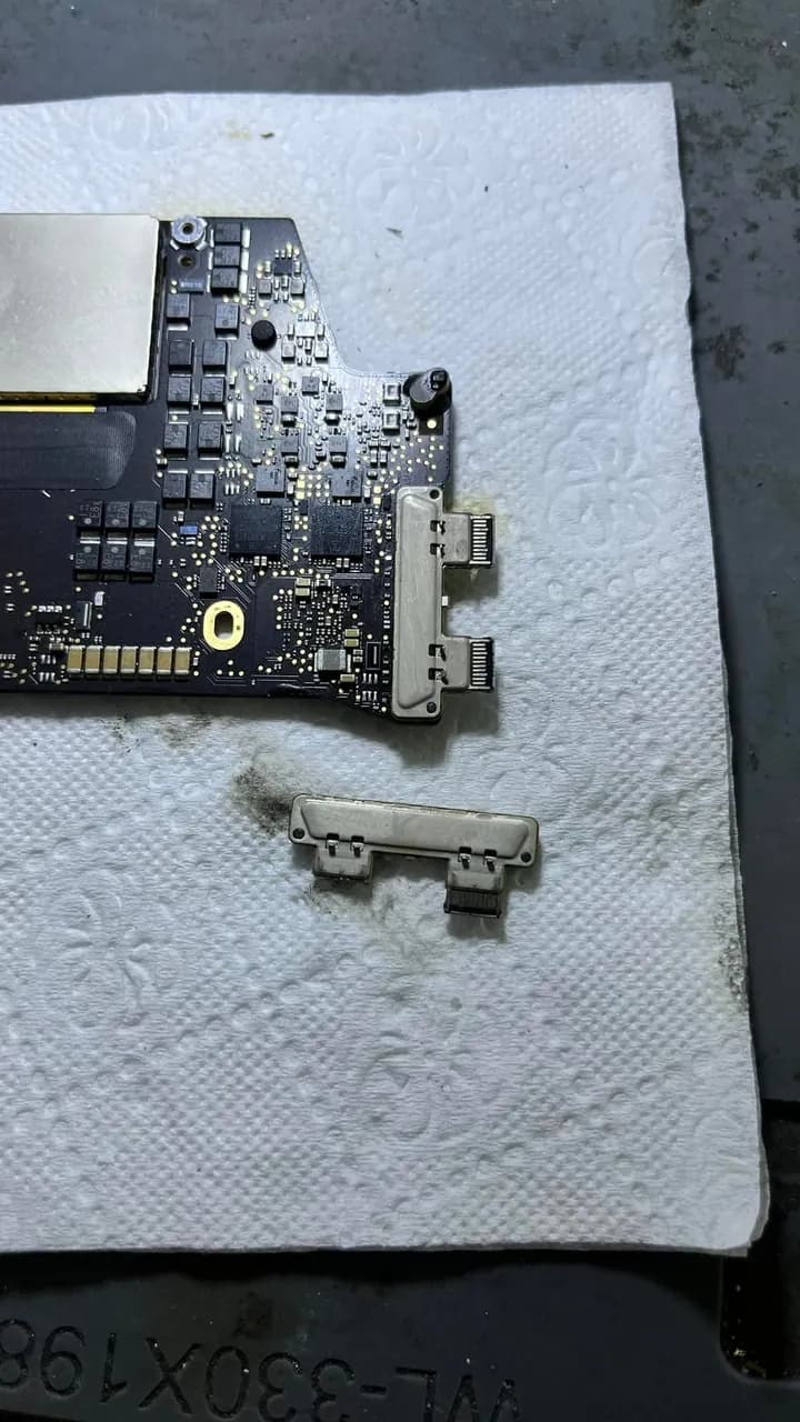 MacBook Pro 13" (Intel Core 6./7. nesil, 2016–2019) A1708 — tezgâh fotoğrafı 2