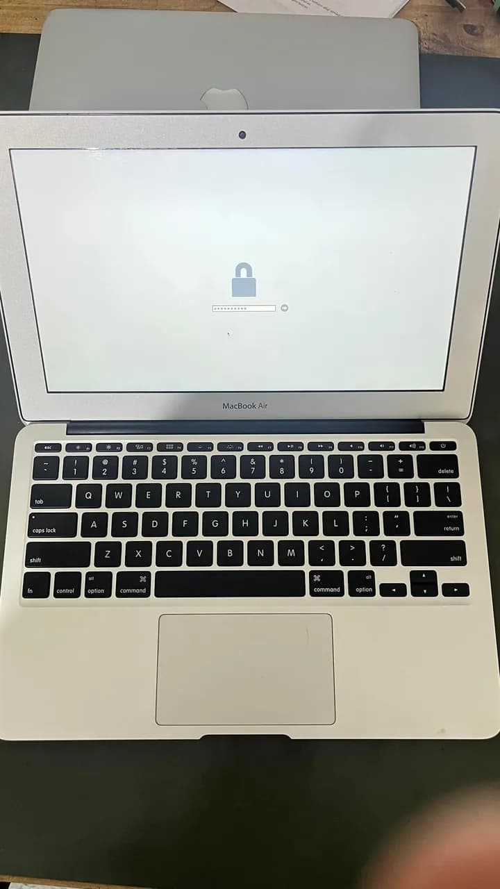 MacBook Air 11,6" (Intel Core 4./5. nesil, 2013–2017) A1465 — tezgâh fotoğrafı 1
