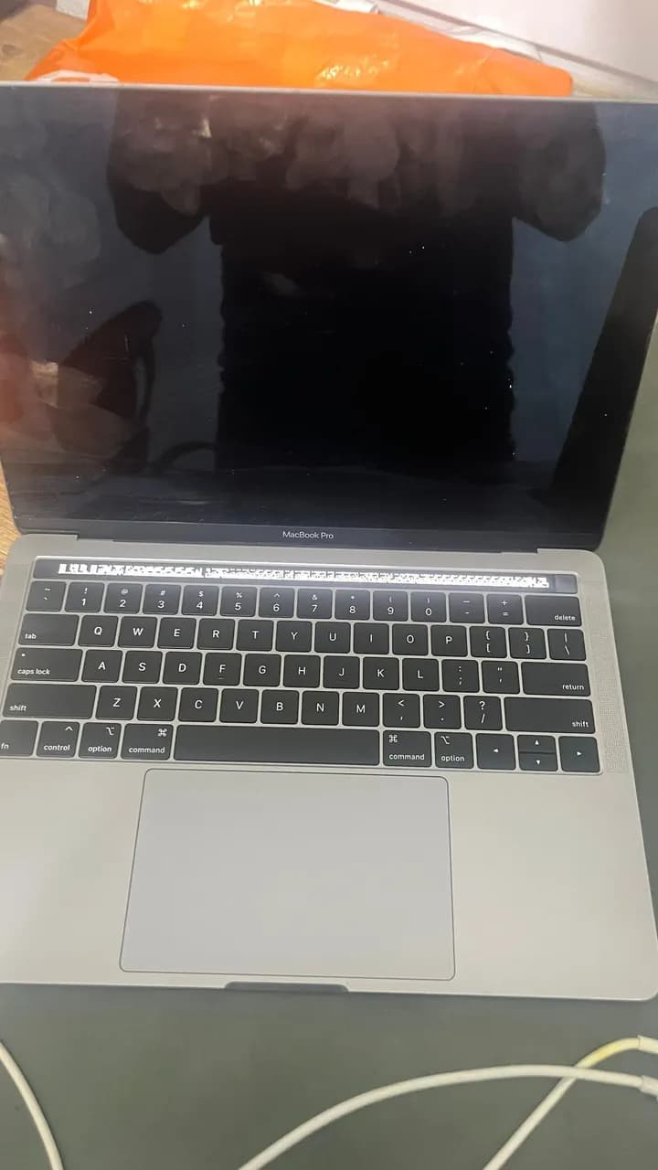 MacBook Pro 13" (Intel Core 8. nesil + T2, 2019) A2159 — tezgâh fotoğrafı 2