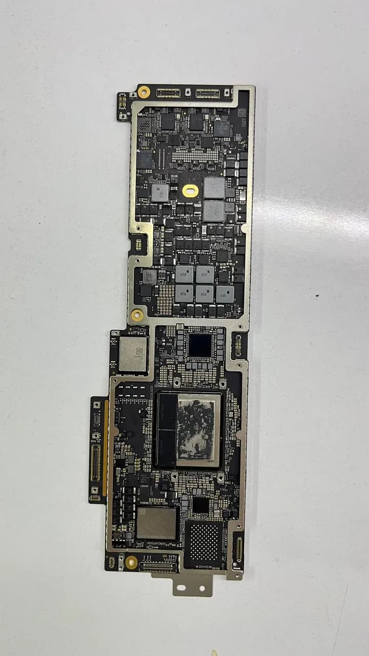 MacBook Air 13,6" (Apple M2, 2022) A2681 — tezgâh fotoğrafı 1