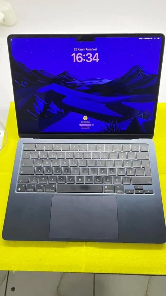 MacBook Air 13,6" (Apple M2, 2022) A2681 — tezgâh fotoğrafı 3