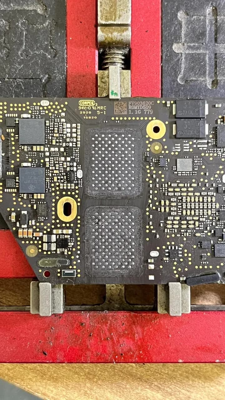 MacBook Air 13" (Intel Core 10. nesil + T2, 2020) A2179 — tezgâh fotoğrafı 1