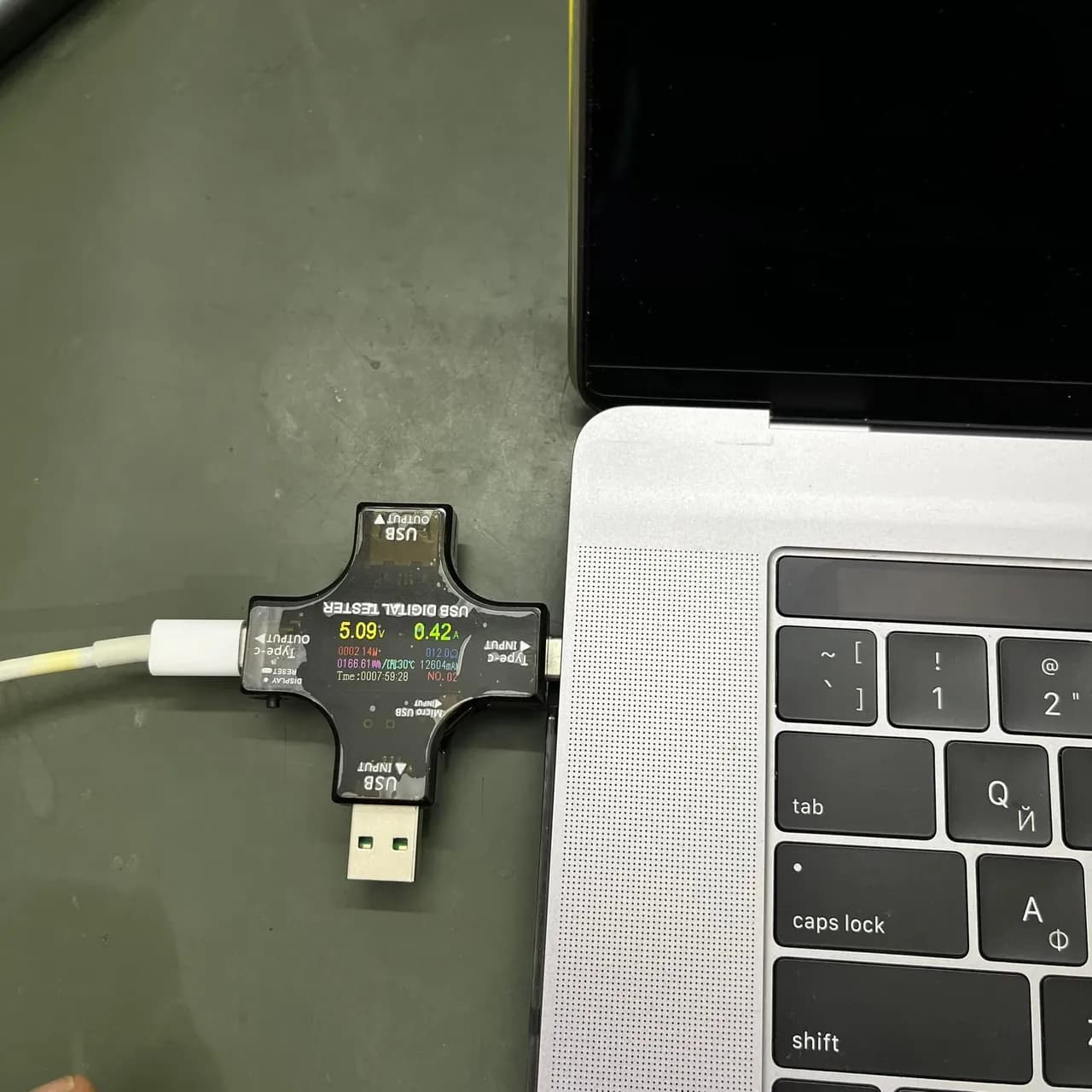 MacBook Pro 15" (Intel Core 8./9. nesil + T2, 2018–2019) A1990 — tezgâh fotoğrafı 1