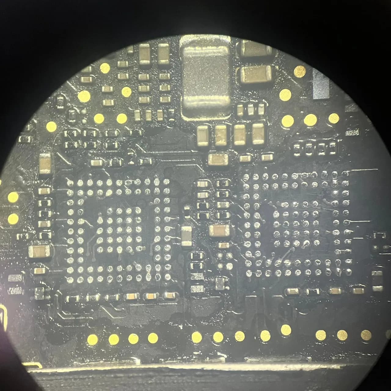 MacBook Pro 15" (Intel Core 8./9. nesil + T2, 2018–2019) A1990 — tezgâh fotoğrafı 2