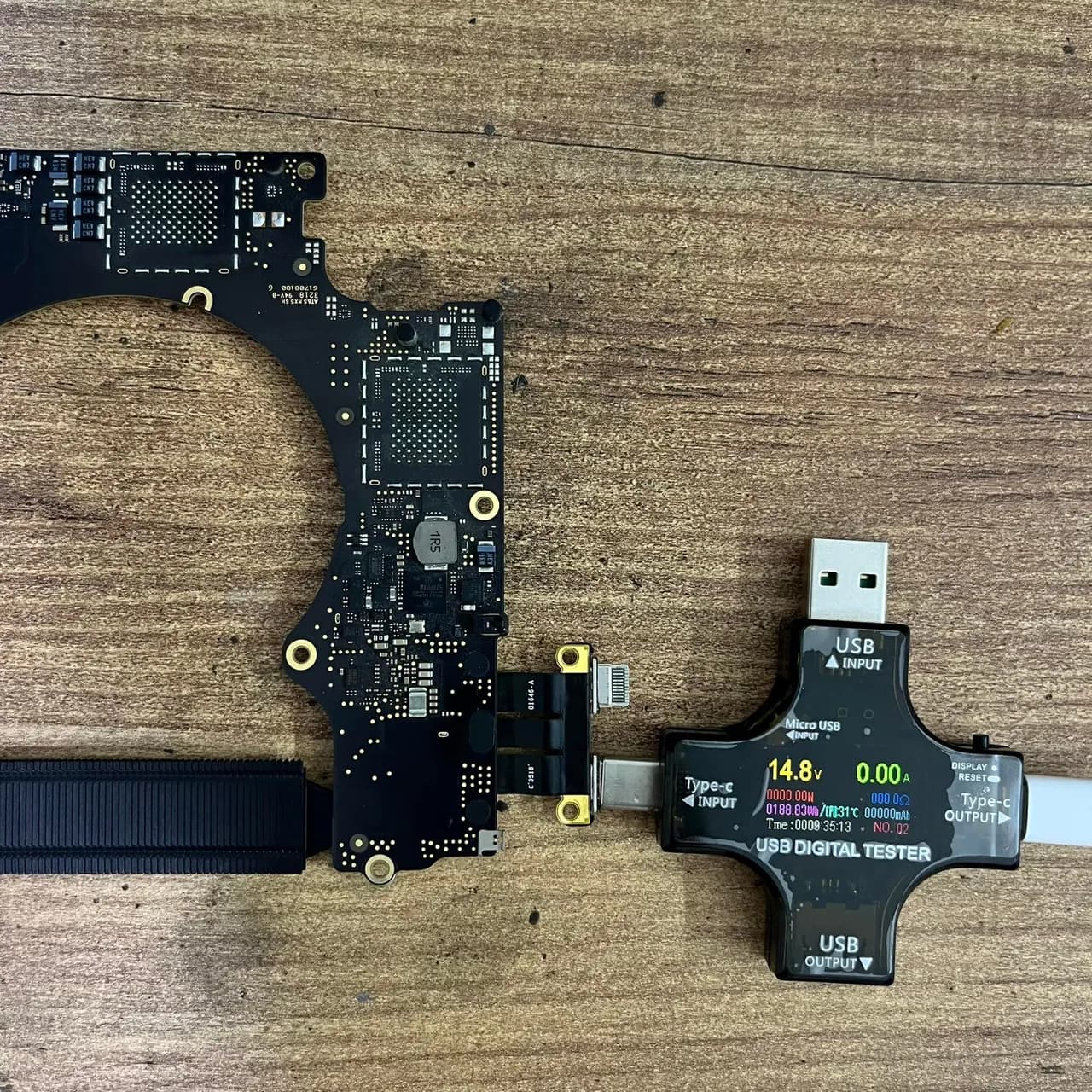 MacBook Pro 15" (Intel Core 8./9. nesil + T2, 2018–2019) A1990 — tezgâh fotoğrafı 3