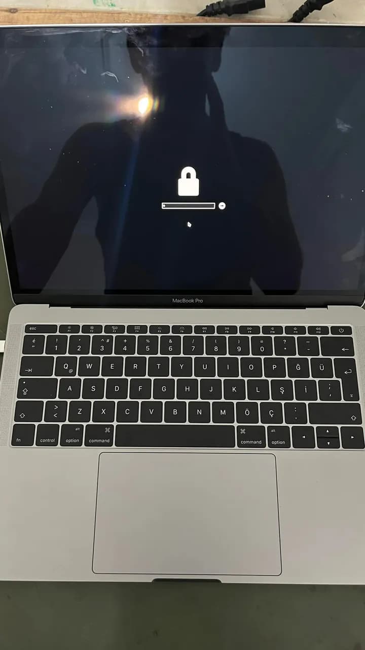 MacBook Pro 13" (Intel Core 6./7. nesil, 2016–2019) A1708 — tezgâh fotoğrafı 1