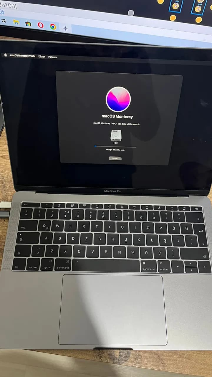 MacBook Pro 13" (Intel Core 6./7. nesil, 2016–2019) A1708 — tezgâh fotoğrafı 3